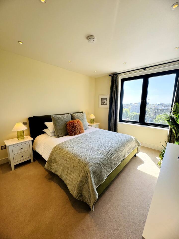 Განიტვირთეთ ღამით ჩვენს მაღლა მდებარე მთავარ საძინებელში გაერთიანებულ სამეფოში Super Kind საწოლით (აშშ ‑ ის ზომის King).