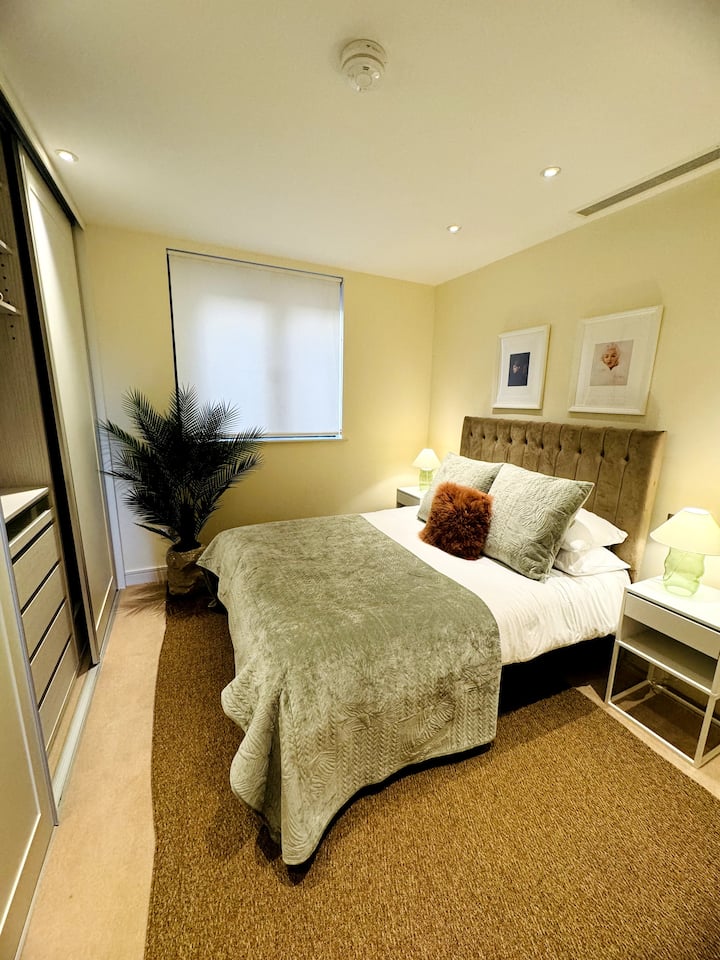 Დაისვენეთ ღამით ჩვენს მეორე საძინებელში დიდი საწოლით (აშშ ‑ ის ზომის საწოლით).