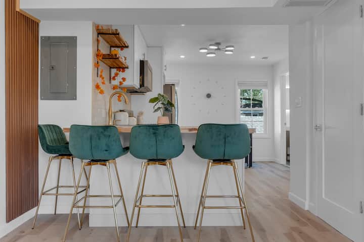 Iii Salem 3br · 3rd-floor Walk-up · Sleeps 8 - Salem, MA