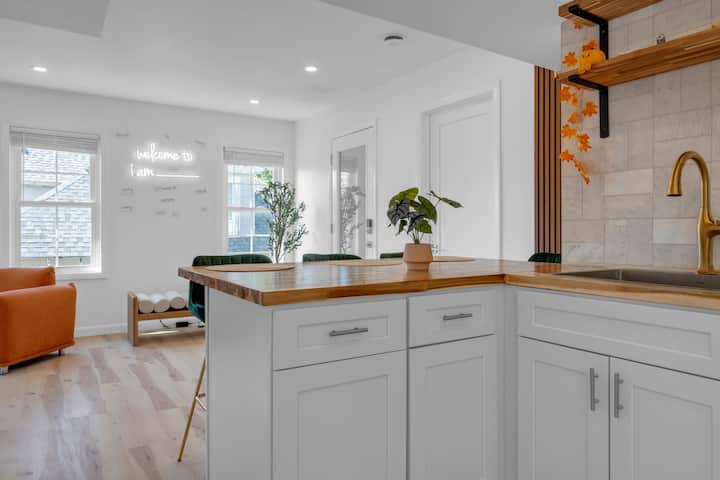 Iii 3-bedroom Penthouse Condo Retreat In Salem, Ma - Salem, MA