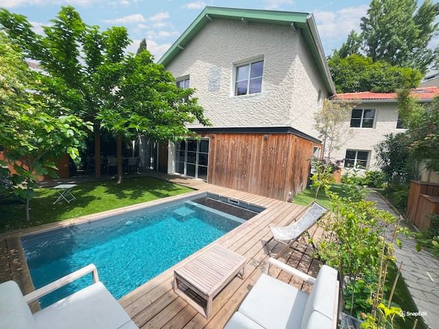 Superbe maison – Jardin, salon ouvert – Climatisee