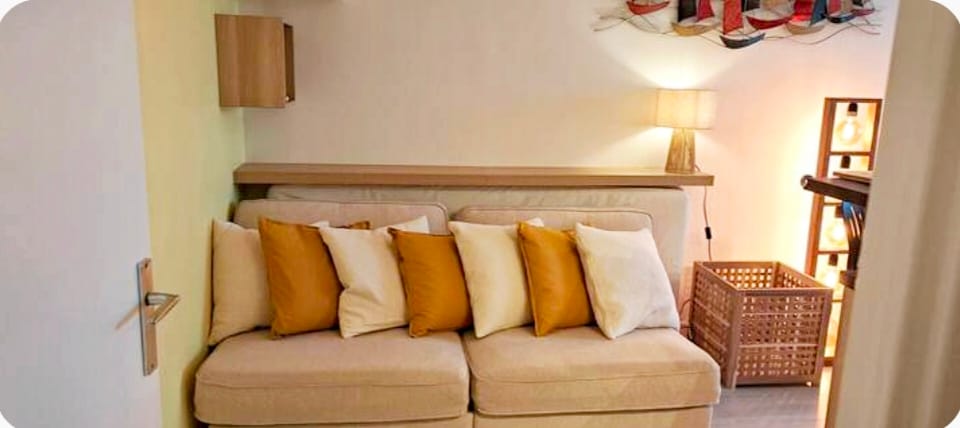  2 bäddsoffor med TV och brädspel