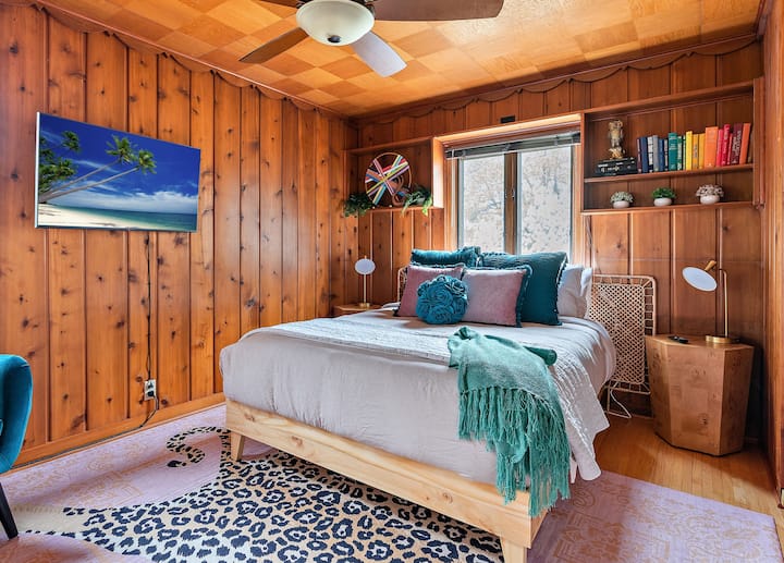 我们的豪华露营卧室设有一张标准双人床和一台电视，可收看Netflix ，固定在一个可移动的壁挂上。  房间可通往图书馆、瑜伽室和前甲板。 