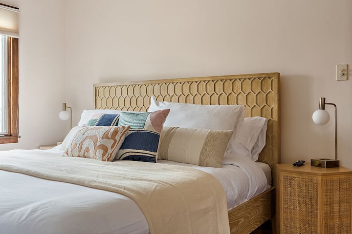 花园客房设有一张加大双人床、一台可收看Netflix的电视和一个带三人秋千的门廊。