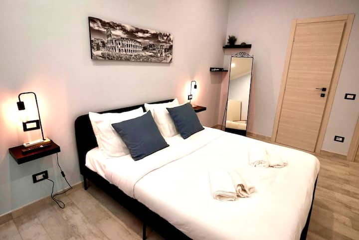 3 חדרי שינה זוגיים עם חדר רחצה צמוד, מיטת קווין סייז, מראה וארון.