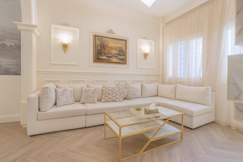 Achrafieh Luxurious 1BR Apt,24/7 Elec,5 min Museum