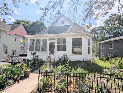 Vintage, Comfy, Close to Downtown