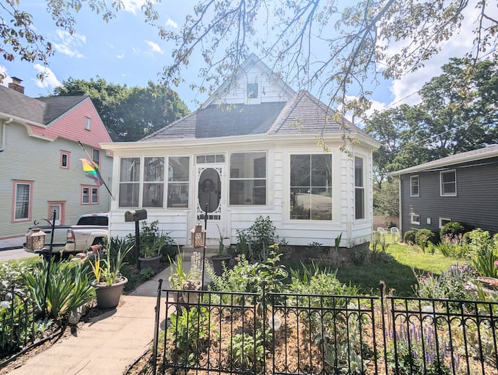 Vintage, Comfy, Close to Downtown