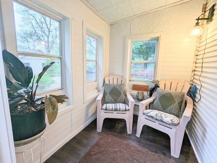 Vintage, Comfy, Close To Downtown - West Chicago, IL
