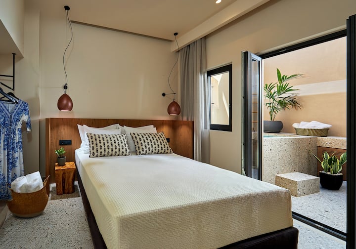 1階ユニット、2つ目のベッドルーム。 共用ジャグジーに直接アクセスできる居心地の良い寝室