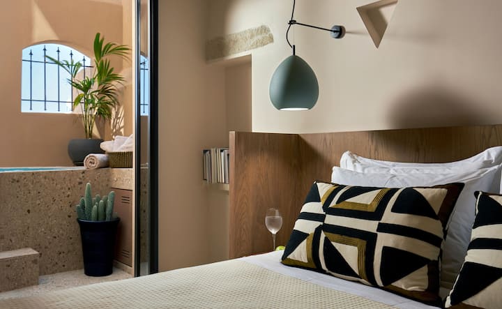 1階ユニット、3つ目のベッドルーム。専用バスルームと共用ジャグジーへのアクセスを備えたミニマルなマスターベッドルーム。 お部屋には清潔なライン、ニュートラルなパレット、高級感のある仕上げが施されており、穏やかで散らかっている雰囲気を作り出しています。