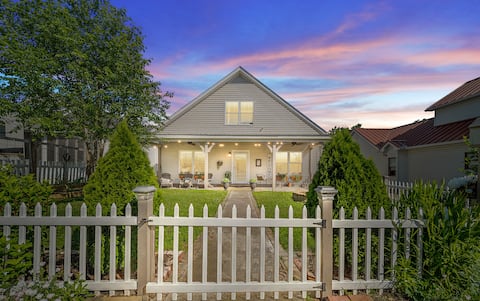 "Cherry Blossom Manor" - 4Bed, 3Bath Historic Gem!