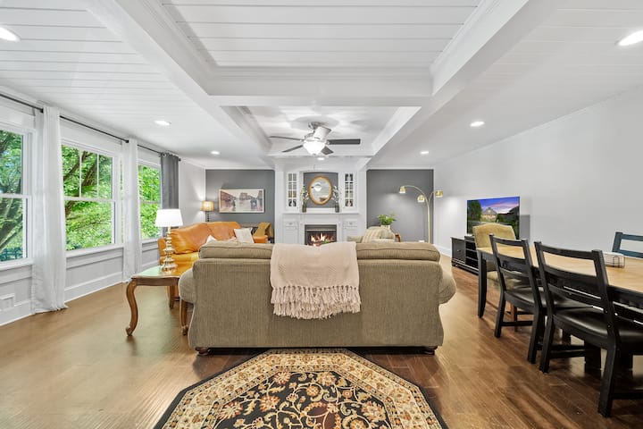 "Cherry Blossom Manor" - 4bed, 3bath Historic Gem! - Canvas Church, Lenoir City
