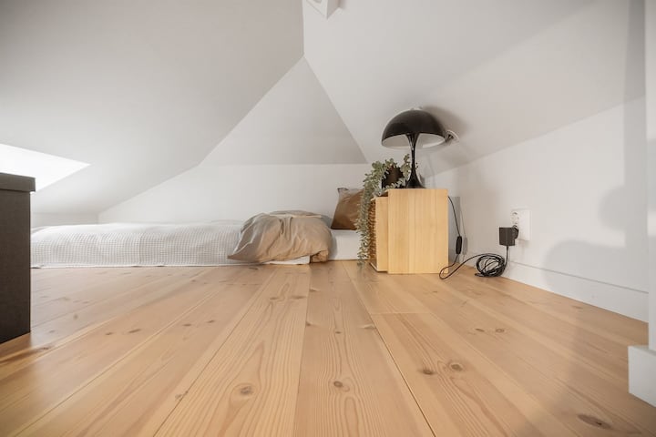 Katika roshani utapata kitanda cha pili cha fleti,  ni 150x200. Roshani ina dirisha lake ambalo hutoa mwanga mzuri na hewa nzuri. 