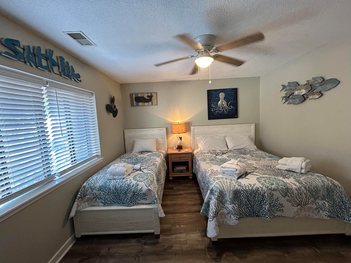 El dormitorio de invitados está equipado con una cama doble y una cama tamaño queen.  ¡La escapada perfecta después de un largo día de diversión y un buen descanso nocturno!