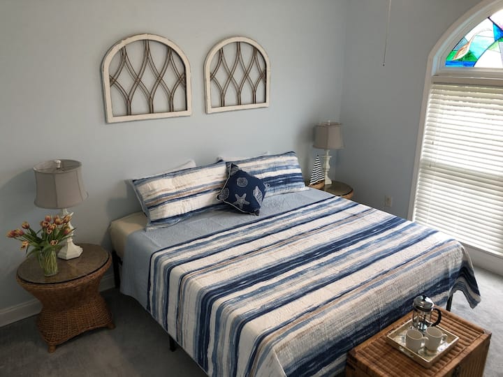 Cama king confortável com closet privativo e vista para o lago