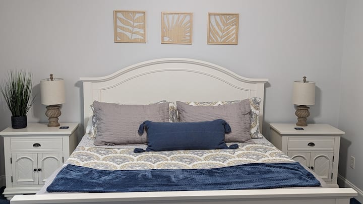 Cama king size grande e confortável com banheiro privativo e closet enorme
