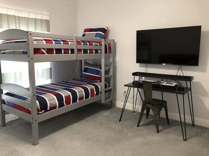 Quarto com beliches duplos com um futon perfeito para as crianças!