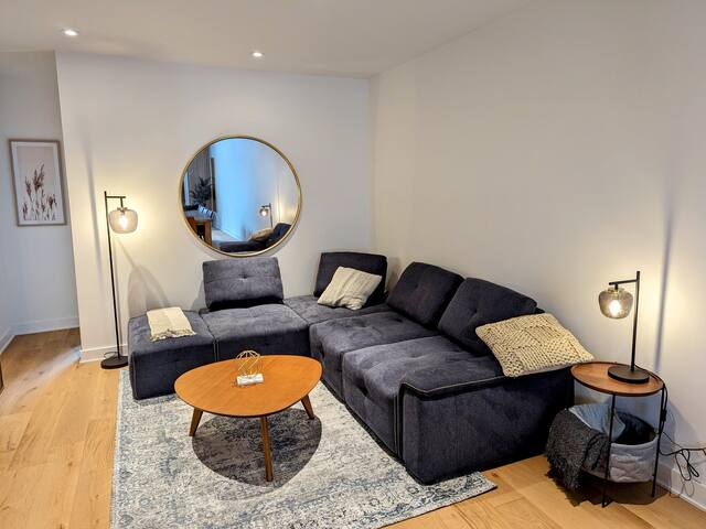 Elegant 4BR/2BA Penthouse – Stylish & Spacious gallery image 5