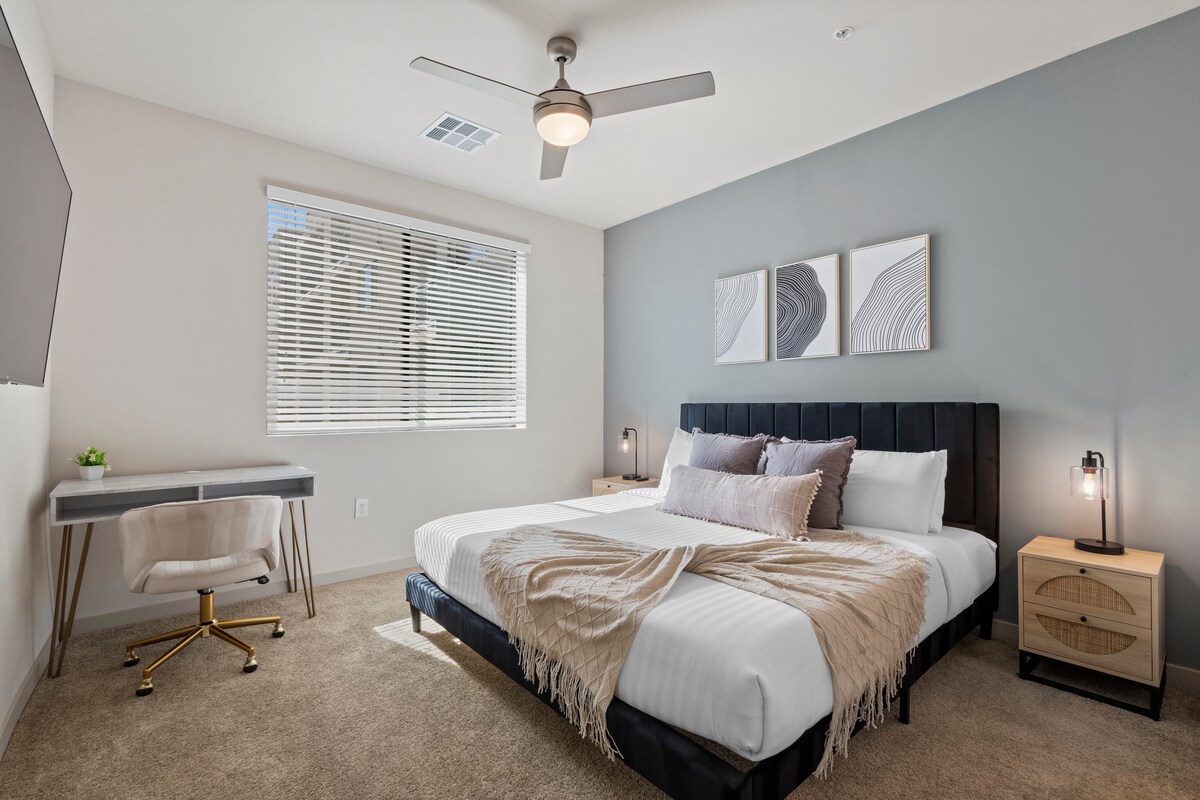 Oddýchnite si v tejto spálni s pohodlnou posteľou, pracovným priestorom a stropným ventilátorom.