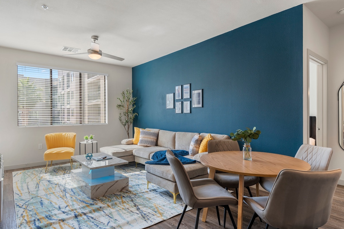 Štýlová obývacia izba s vyvýšenými stropmi, inteligentným televízorom, pohodlným posedením, stolovými hrami a vyhradeným jedálenským kútom na večernú zábavu.
