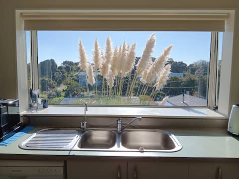 Easy at the Beach - Sunny roomy home, pet friendly