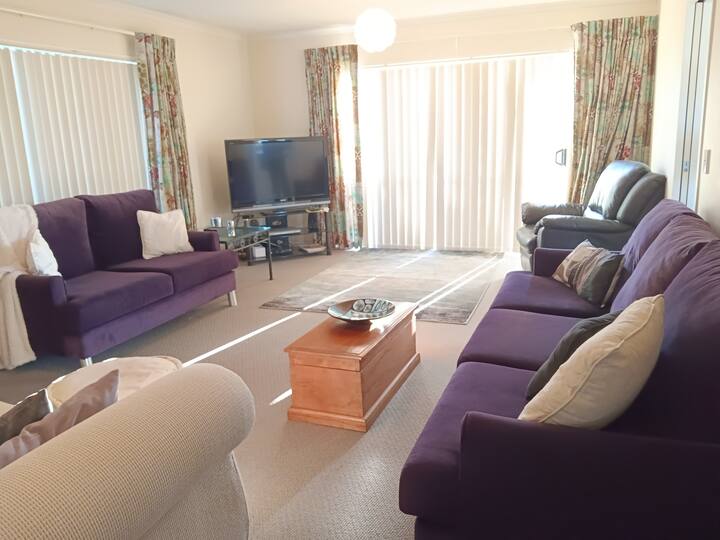 Easy At The Beach - Sunny Roomy Home, Pet Friendly - Ōtaki Beach