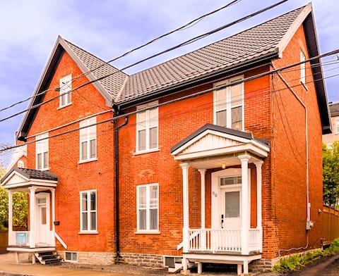 35 min to MTL - 3 Floors - Private Backyard - BBQ