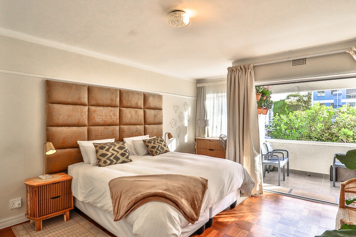 ניתן להגדיר את חדר השינה הראשי כמיטת קינג סייז באורך נוסף או לפצל אותו לשתי מיטות יחיד באורך נוסף. זה אידיאלי כשקבוצת חברים נוסעת יחד, כי לכל אחד יכולה להיות מיטה משלו.