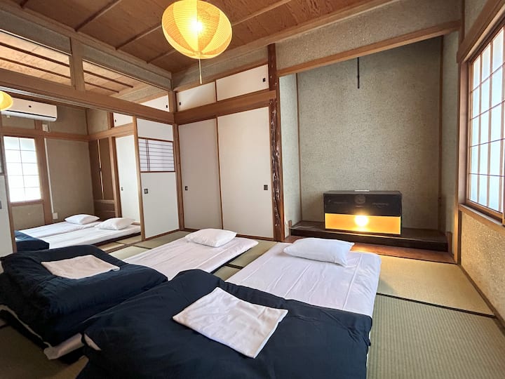 最大で3人分のお布団を敷くことができます。
伝統的な和室で日本のタンスをデザインした間接照明があります。