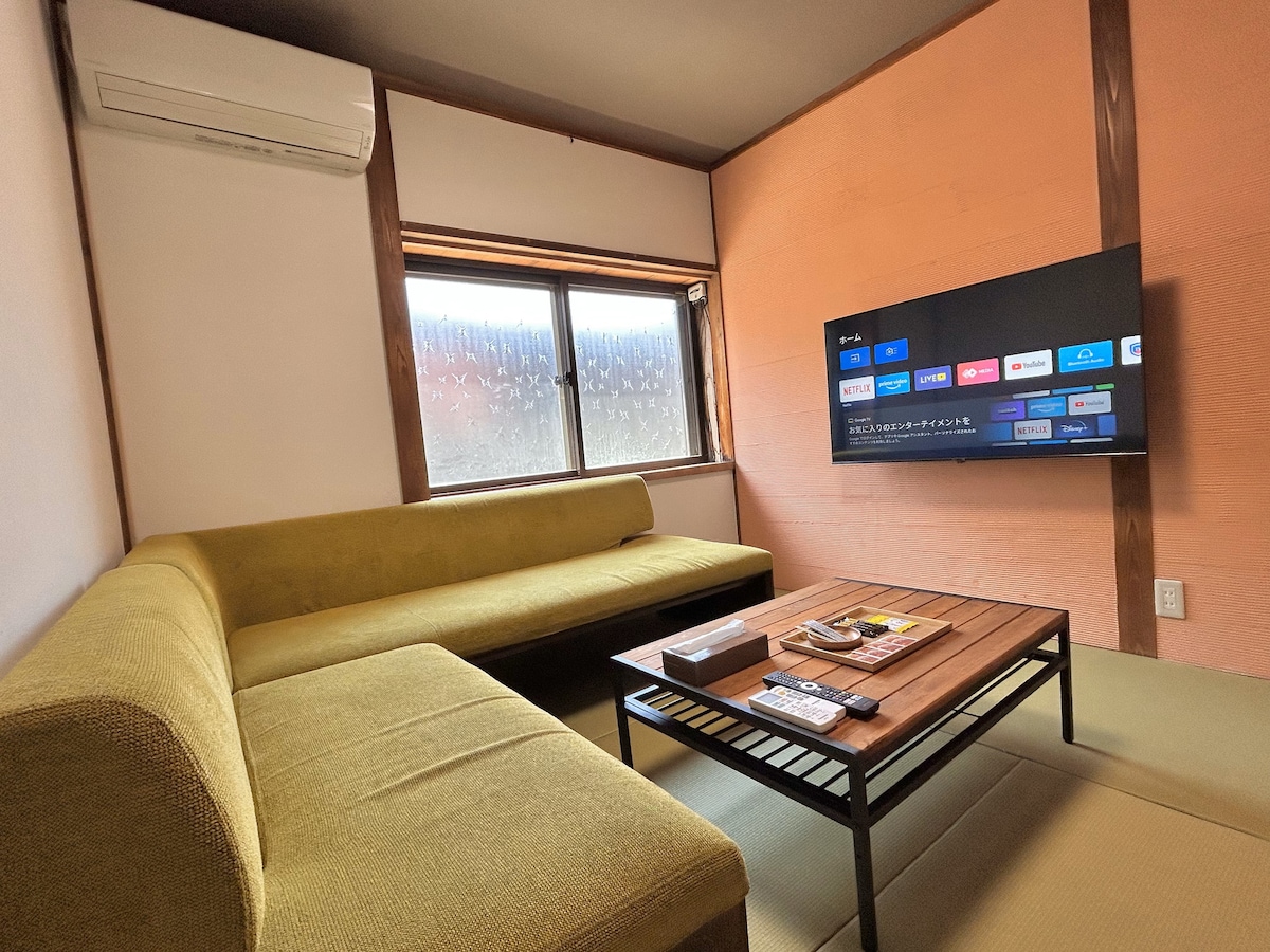 広々としたソファーでお好きなテレビ番組をお楽しみいただけます。