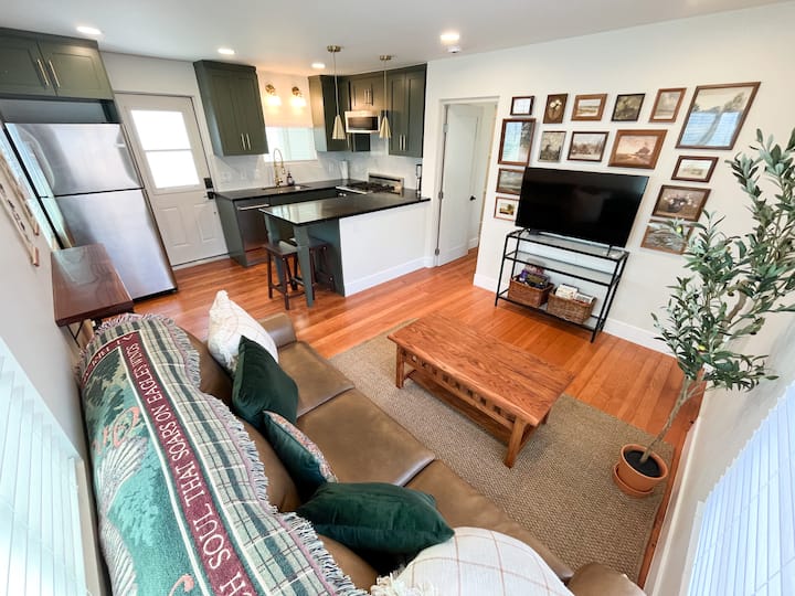 Cozy Cottage 3 Min Walk To The Beach! - San Diego, CA