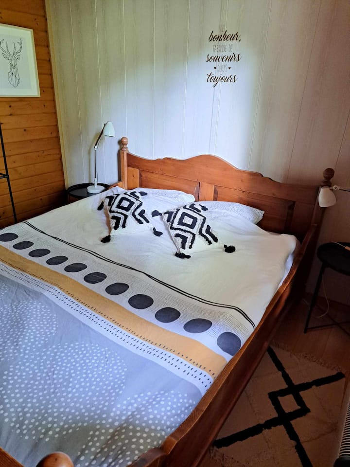 Zorgvuldig ingerichte kamer met hoogwaardig beddengoed.  We kozen voor verduisteringsgordijnen voor duisternis, twee kleine tapijten, twee nachtkastjes met een lamp.