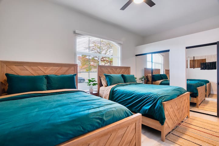 Eneo hili la starehe linahakikisha usingizi wa usiku wenye utulivu wakati wa ukaaji wako ukiwa na nafasi ya kutosha ya kabati la nguo kwenye makabati yenye vioo