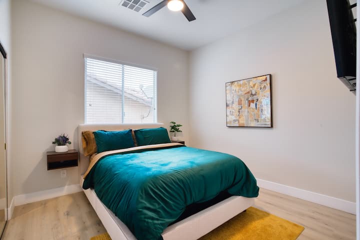 Kitanda cha kifahari, kilichopambwa kwa matandiko ya kifahari, kinakualika upumzike kimtindo