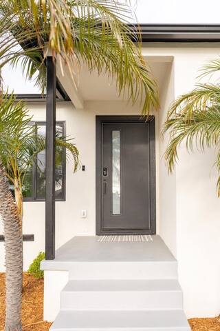 7br/5ba new Bay Park home with view – 10 min to DT gallery image 5