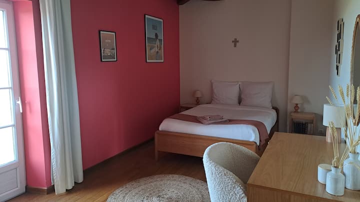 Dhomë gjumi e madhe me krevat dopio 140x200
Tavolinë e madhe për të punuar në distancë në një zonë të qetë
Dollap i integruar