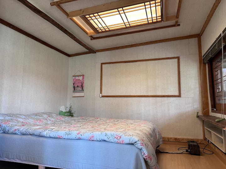 퀸사이즈 침대가 놓인 취침 공간
La camera da letto con letto matrimoniale