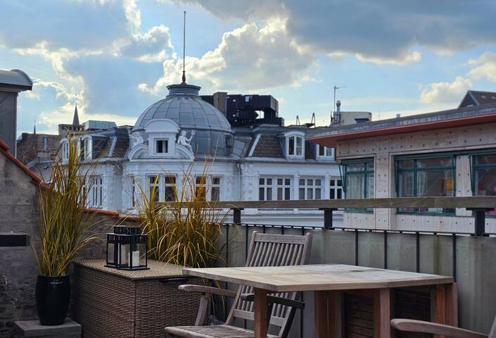 Luxury living in the City Center.!.