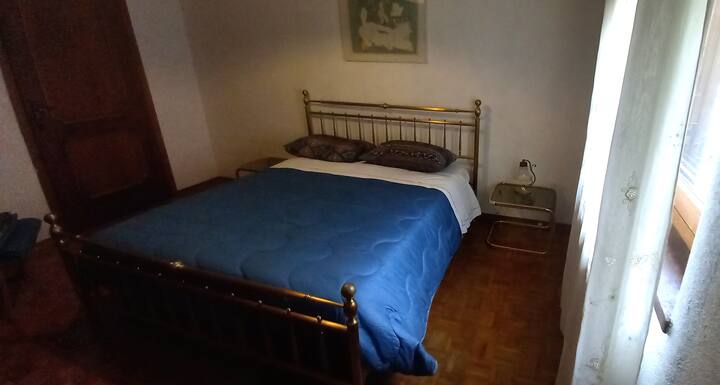 Dhomë e madhe prej 13 metrash katrorë me gardërobë me 4 dyer, krevat me rrjetë pllakash 160x200cm dhe dyshek 16 cm (susta xhepi) + topper 5 cm, mundësia e krevatit të kampingut, këndi i kompjuterit


