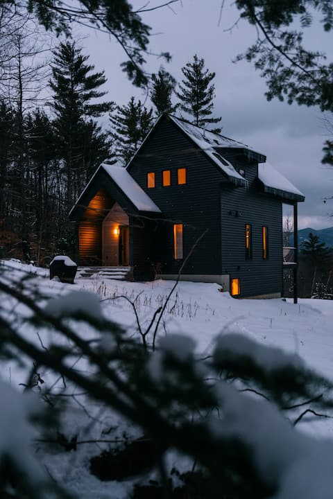 New Ski Retreat- Indoor Pools, Views & Secret Nook