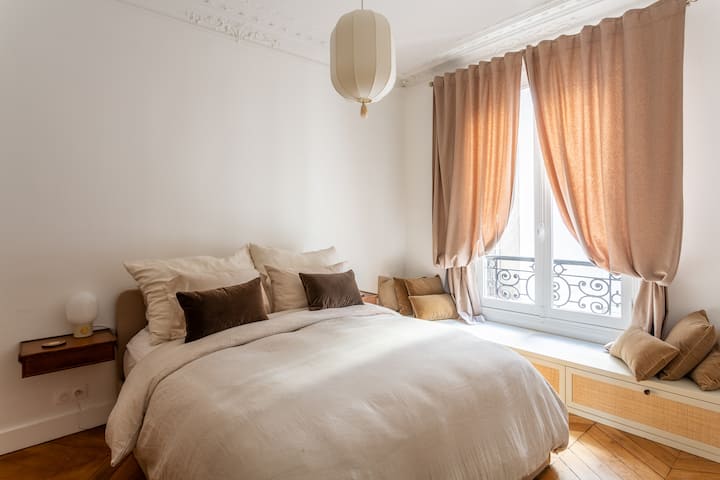 חדר שינה שליו עם מיטת קווין סייז נוחה מאוד, לבושה במצעים מפוארים ומפוארים, לילות נינוחים ומזמינים ורוגע אולטימטיבי