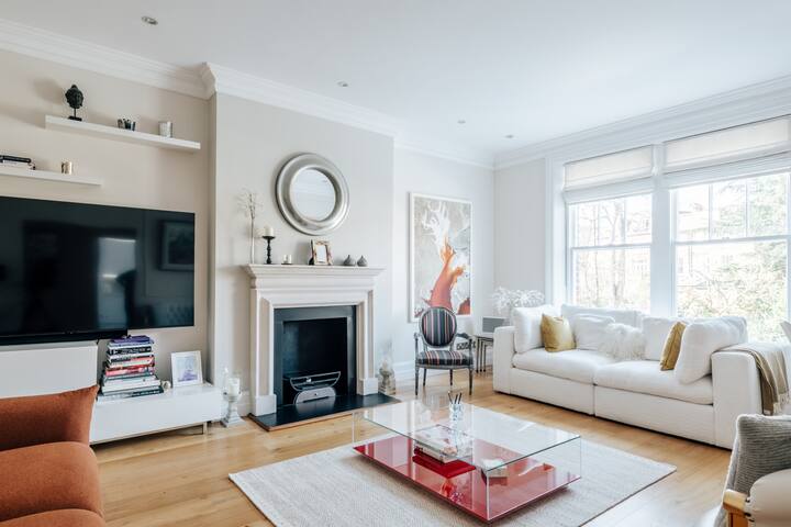 Luxury & Elegance at Period Haven with South Facing Balcony gallery image 3