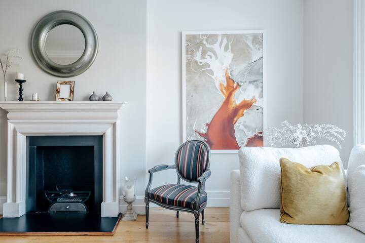 Luxury & Elegance at Period Haven with South Facing Balcony gallery image 4