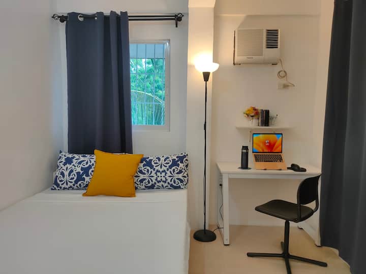 Përjeto kombinimin e përsosur të relaksimit dhe produktivitetit në dhomën tënde të gjumit me hapësirë të bollshme dhe me ajër të kondicionuar, të kompletuar me një hapësirë pune të posaçme. Çlodhu dhe puno me efikasitet ndërsa shijon ngjyrat magjike të Boracay nga mëngjesi deri në perëndim të diellit!