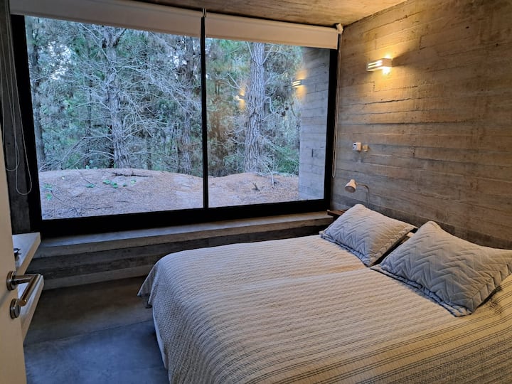 krevet se može upotrebljavati kao bračni krevet ili kao dva jednostruka kreveta.