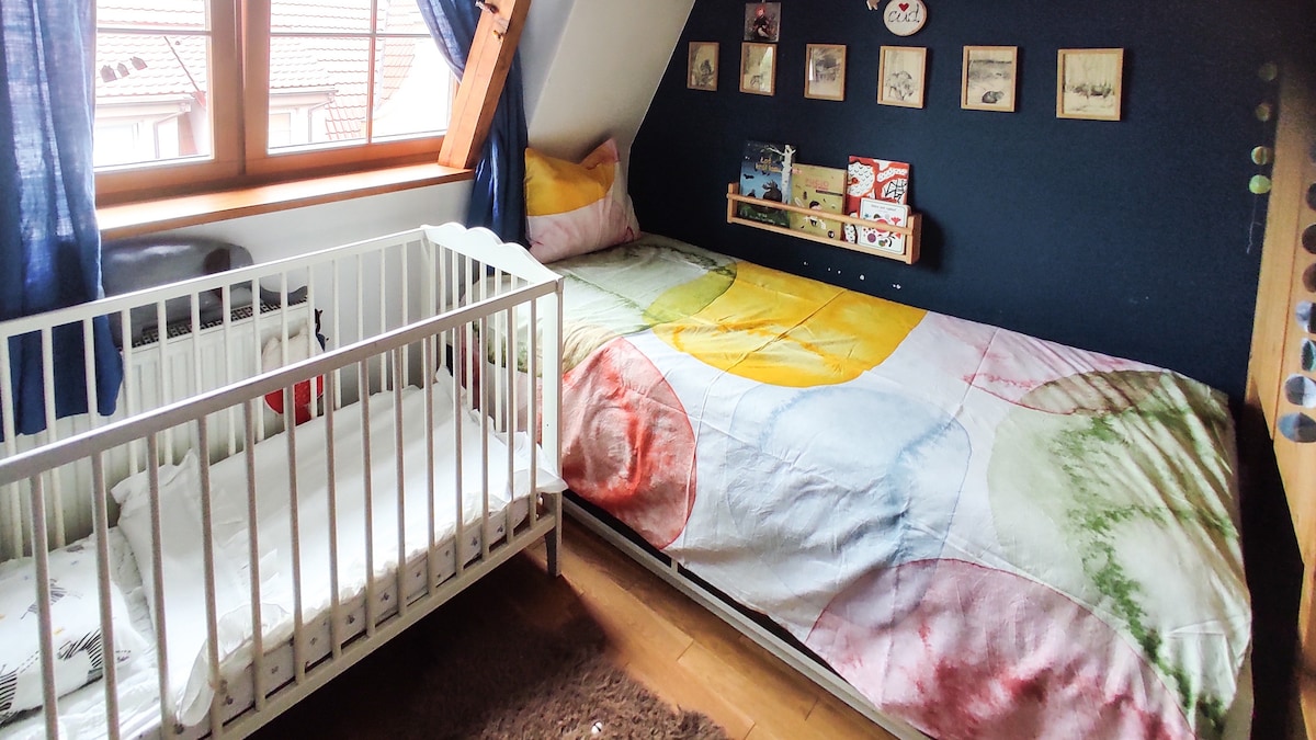  Cama individual de 90x200 y se puede agregar una cuna bajo petición 