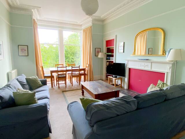 Four Dbl Beds, View of Castle Overlooking Meadows