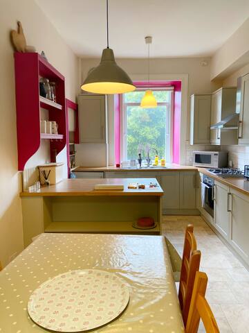 Four Dbl Beds, View of Castle Overlooking Meadows gallery image 4