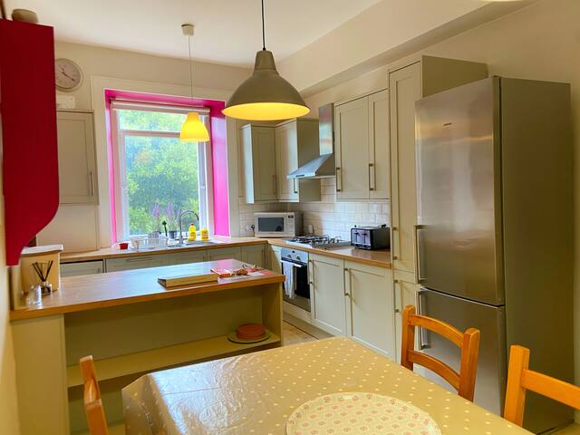 Four Dbl Beds, View of Castle Overlooking Meadows gallery image 3